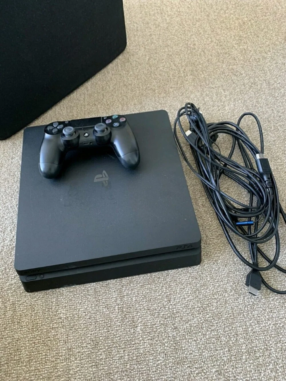 PS4 console and 1 controller